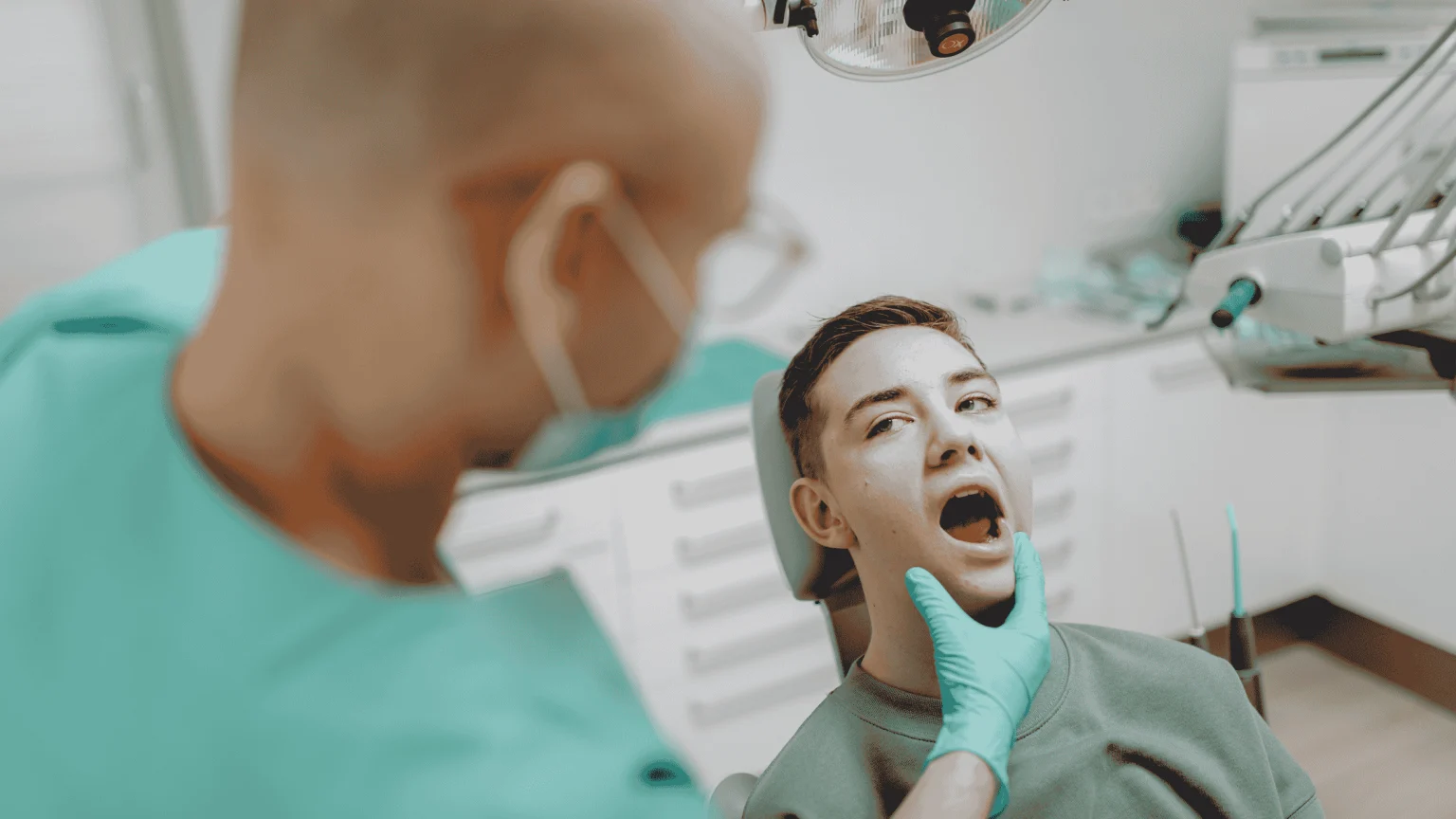 Signs You’re a Good Candidate for Full-Arch (All-on-4) Implants: Key Criteria and Evaluation